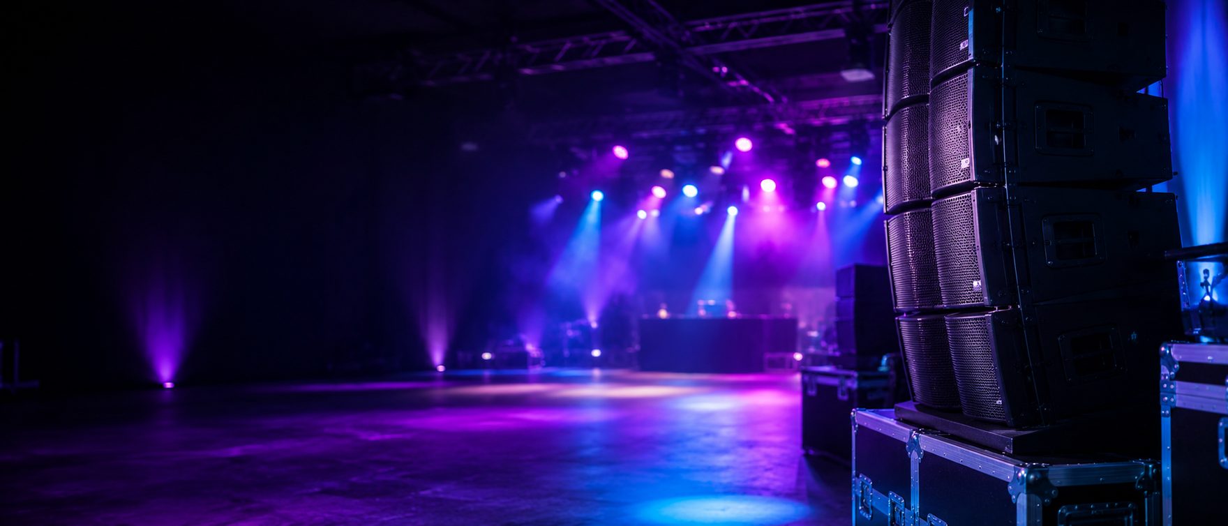 Equipos de sonido montados en un salón antes del evento