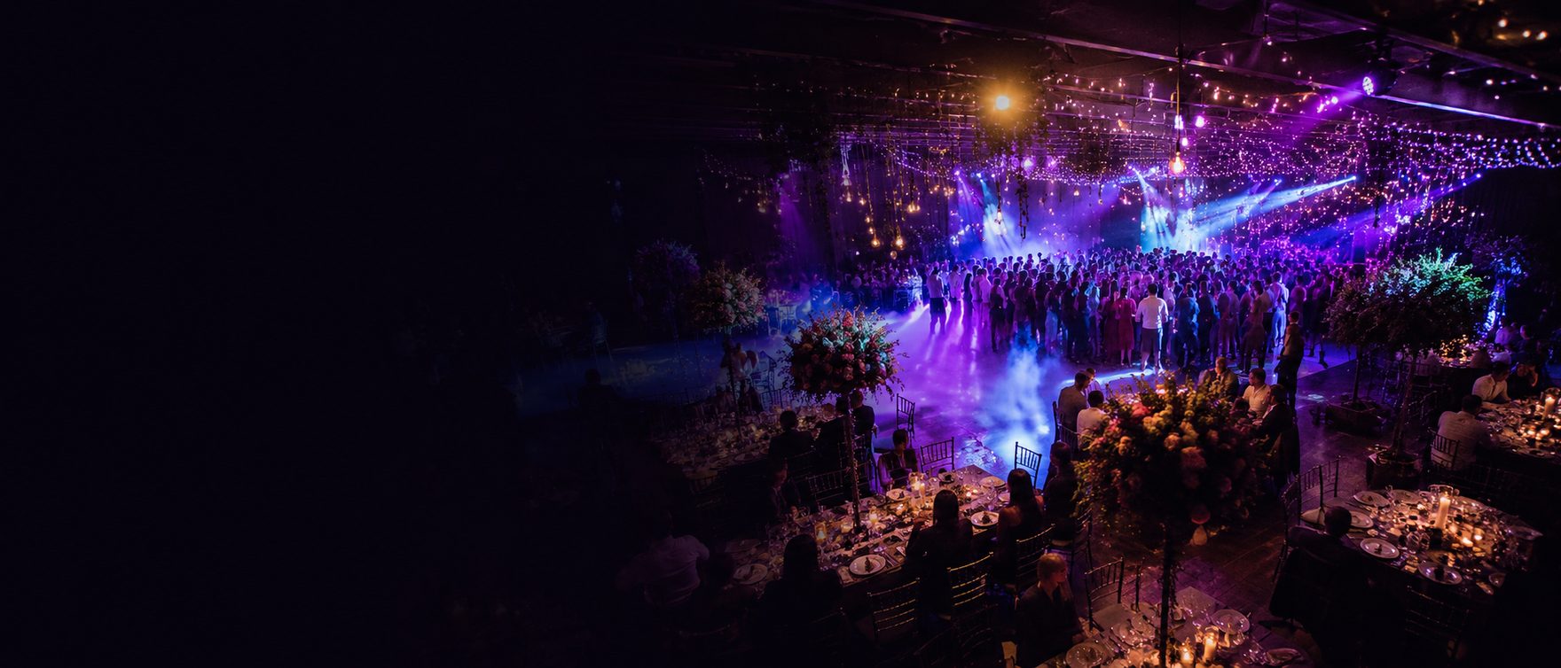 Salón de matrimonio iluminado durante la fiesta