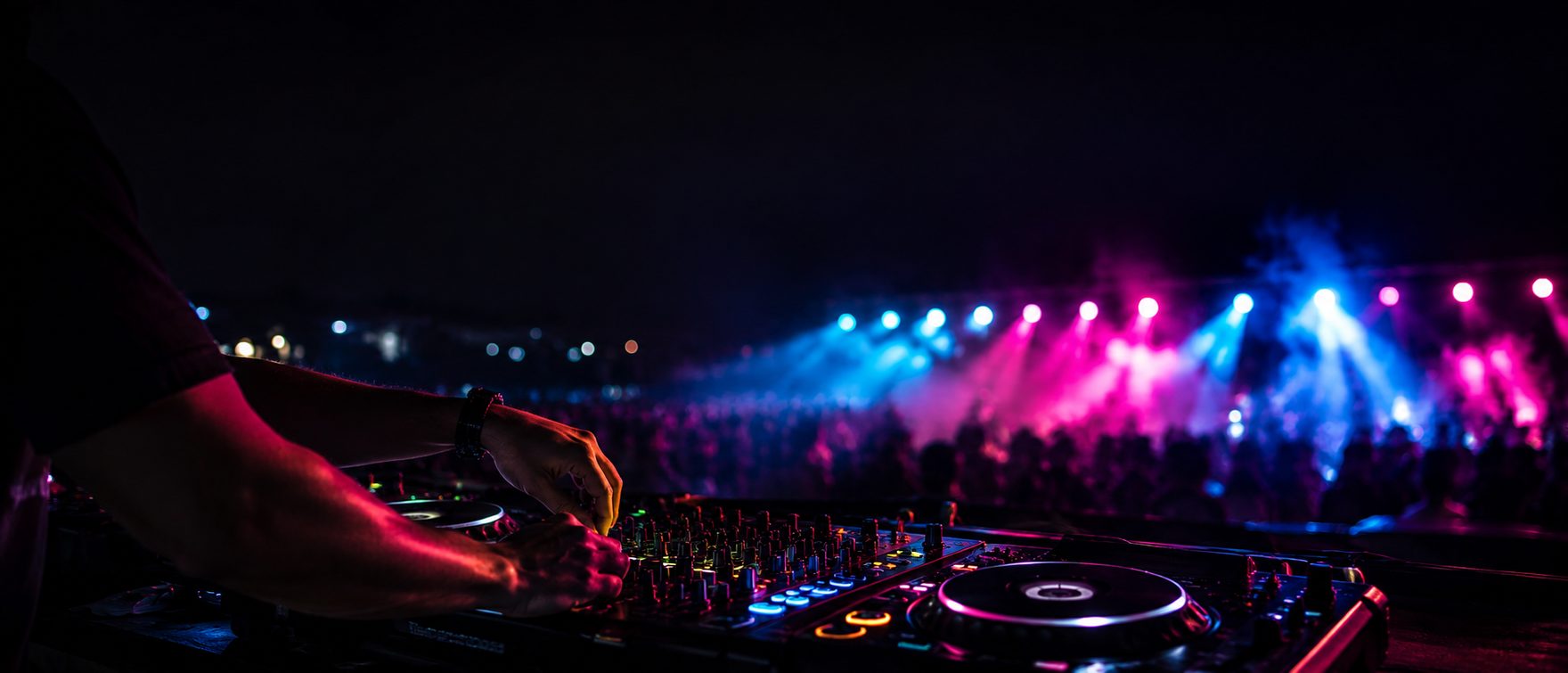Cabina de DJ profesional durante un evento