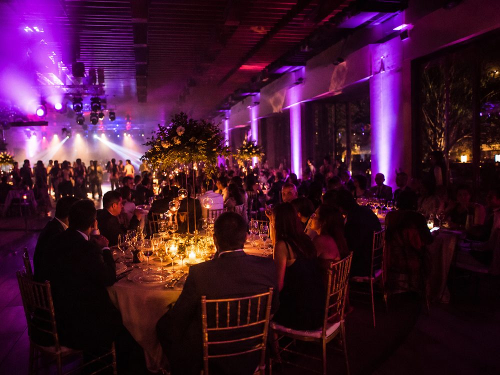 Salón de matrimonio montado y en plena celebración