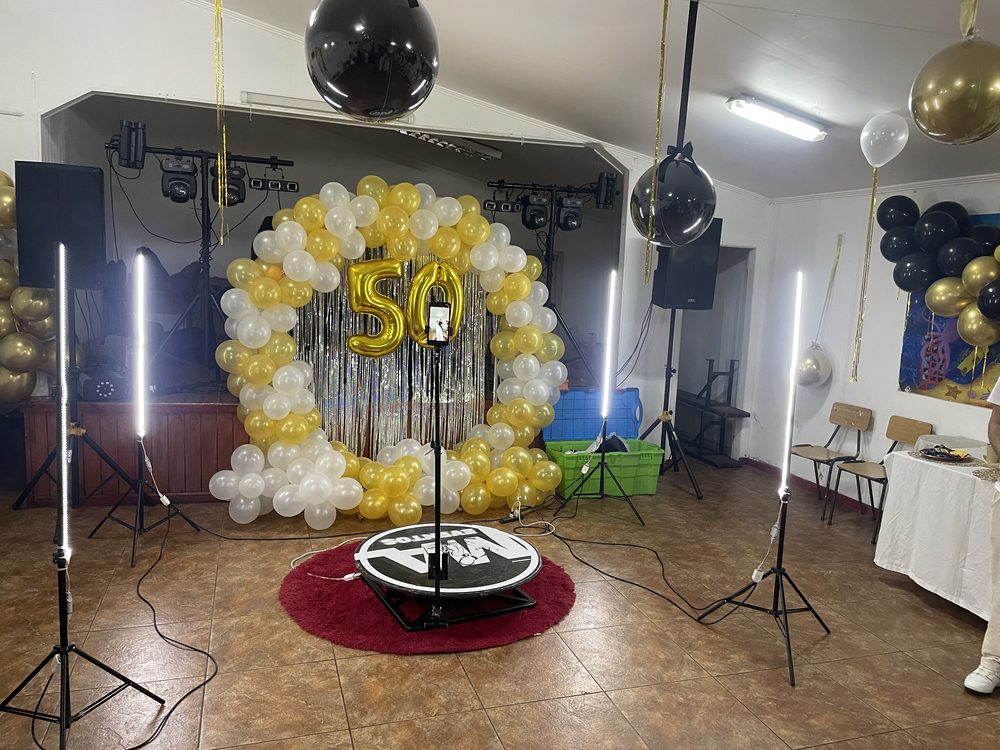 Cámara 360 instalada junto a un arco de globos en un cumpleaños