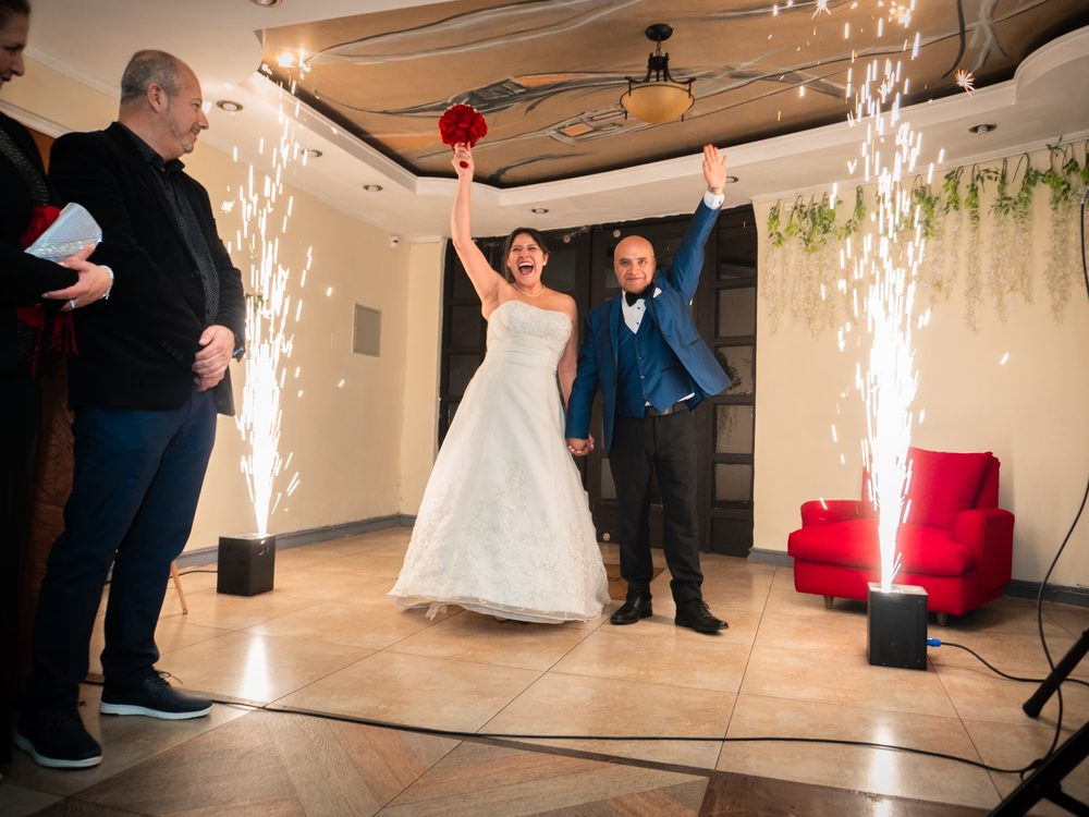 Entrada de los novios al salón entre chispas frías