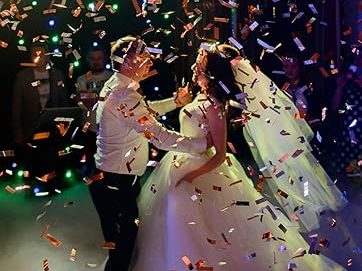 Primer baile de los novios entre confeti y humo bajo