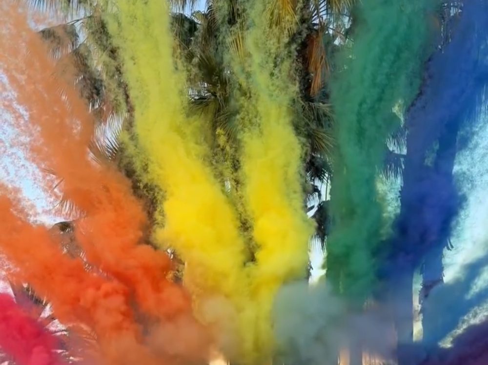 Cañones de humo de colores durante una ceremonia al aire libre