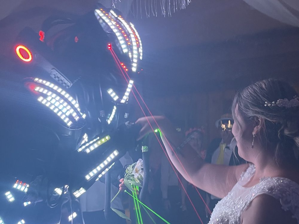 Robot LED y efectos láser durante la fiesta