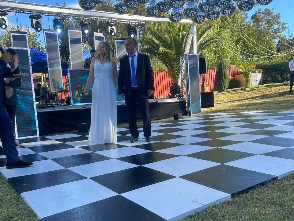 Pista de baile instalada al aire libre con esferas de espejos