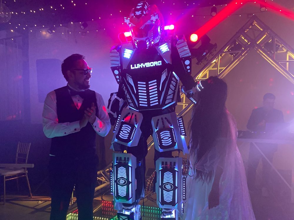 Show de robot LED con los novios sobre la pista de baile LED