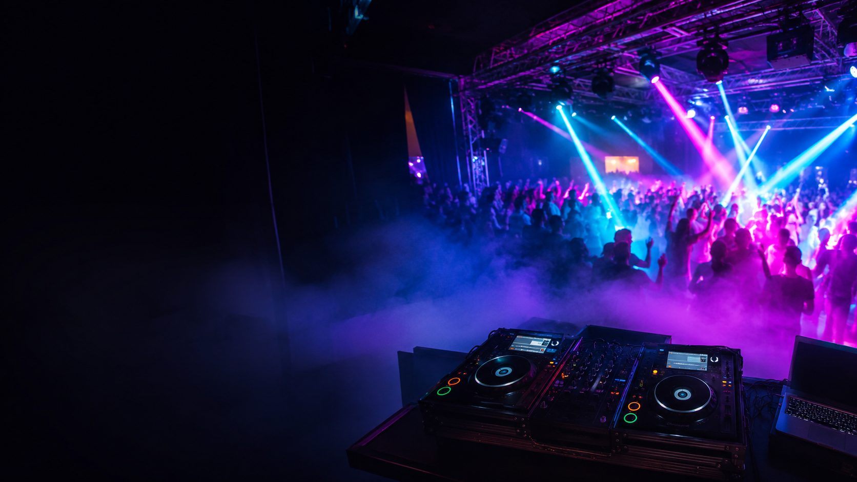 Pista de baile iluminada durante un evento producido por M&A Eventos