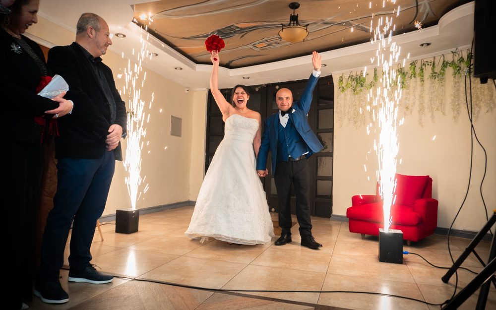 Chispas frías durante la entrada de los novios