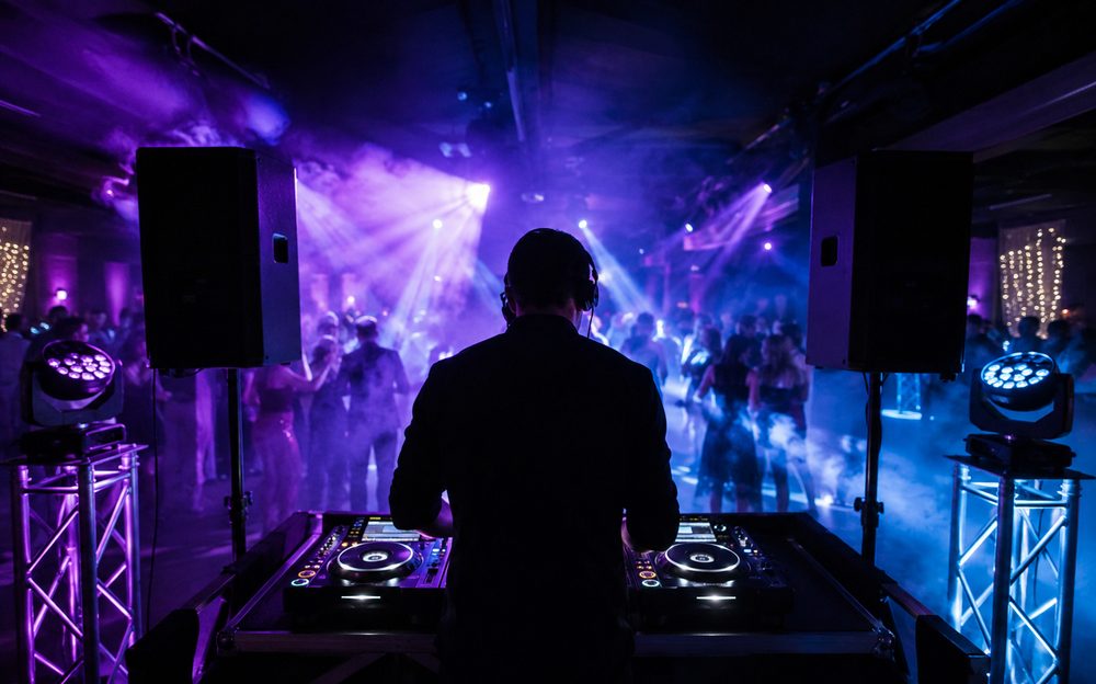 Cabina de DJ con iluminación de escenario en un evento