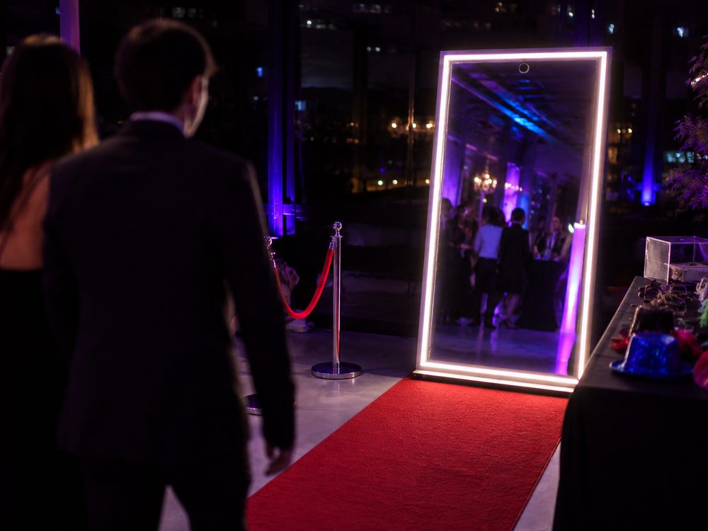 Espejo mágico iluminado con alfombra roja y mesa de accesorios