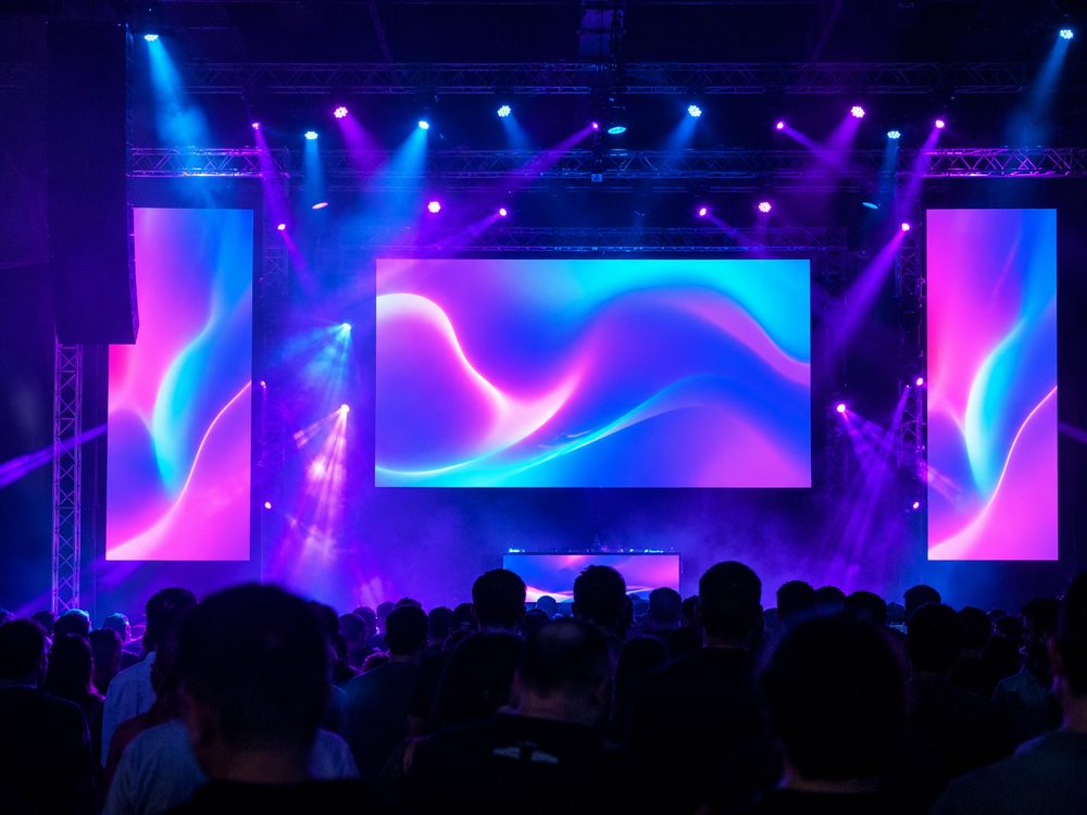 Pantallas LED sobre estructura de truss durante un evento