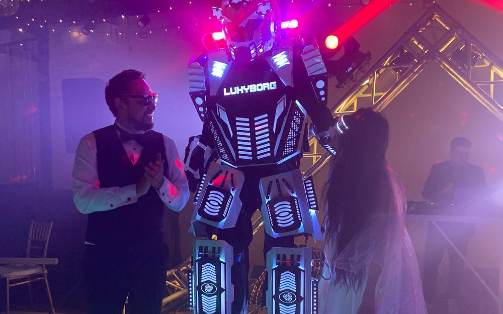 Show de robot LED en la pista de baile de un matrimonio